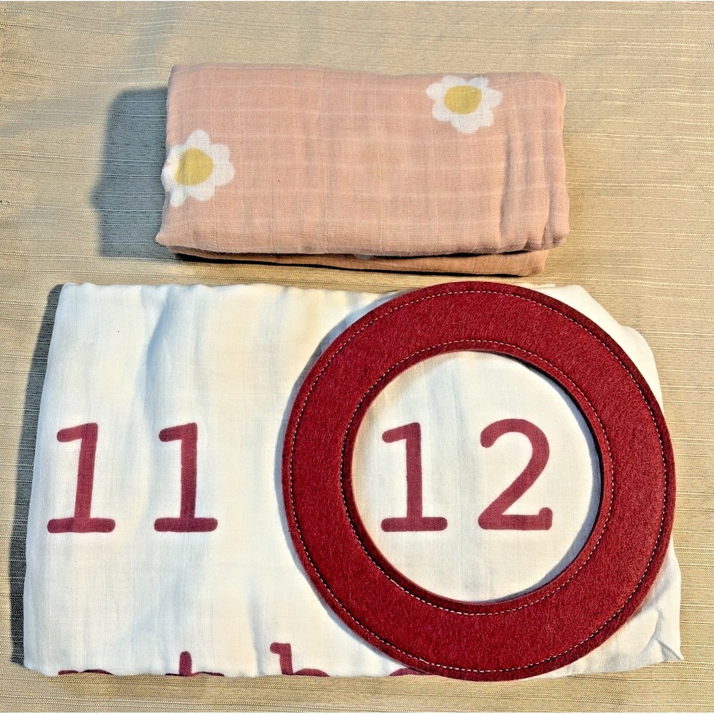 Cloud Island Muslin Blankets and Frame Set - Capture Baby's Monthly Growth